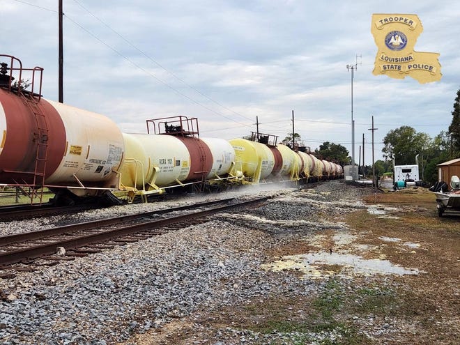 Train derailment causes acid leak in Louisiana, prompting evacuations, road closures